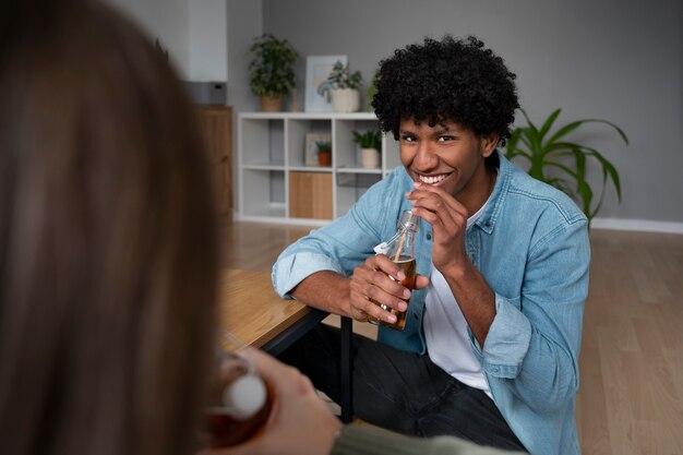 Des gens qui boivent du kombucha lors d'une réunion.