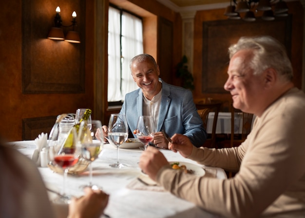 Des gens qui dînent dans des restaurants luxueux.