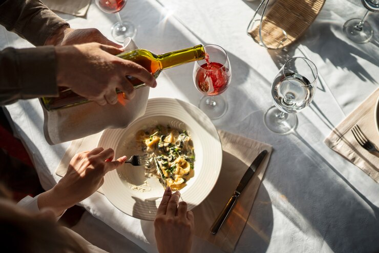 Photo gratuit des gens qui dînent dans des restaurants luxueux.