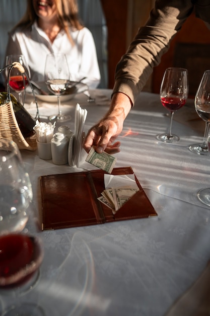 Des gens qui dînent dans des restaurants luxueux.