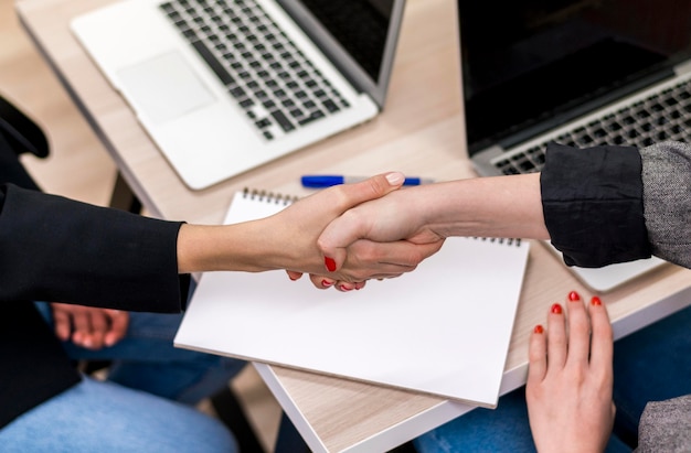 Les gens qui font un accord au travail