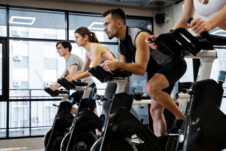 Photo gratuit les gens qui font du vélo en salle