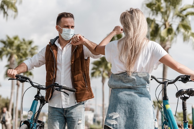 Les gens qui font du vélo tout en portant un masque médical