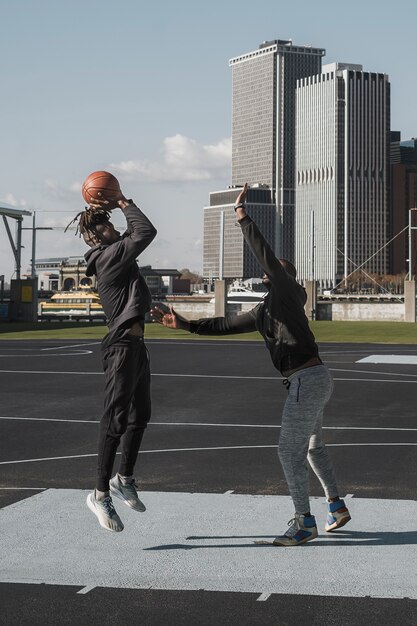 Les gens qui jouent au basket