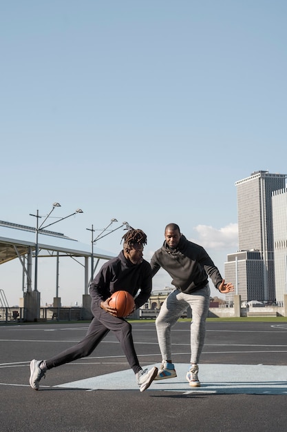 Photo gratuite les gens qui jouent au basket