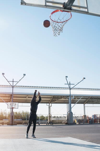 Les gens qui jouent au basket