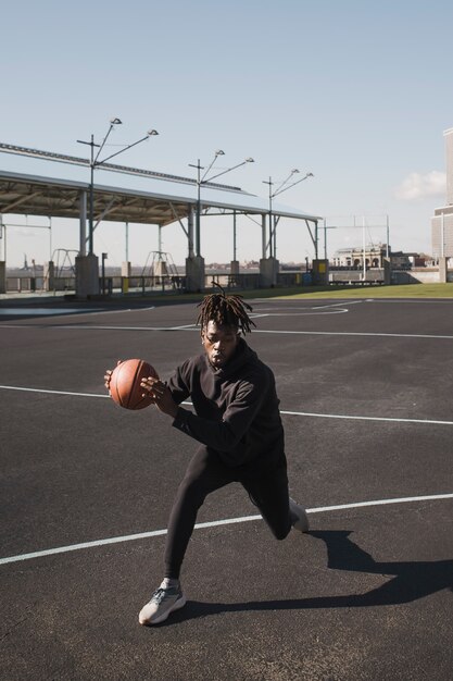 Les gens qui jouent au basket