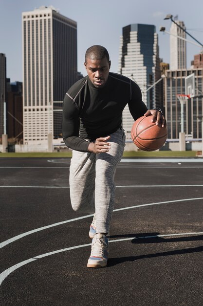 Les gens qui jouent au basket