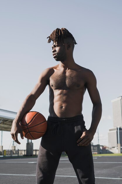 Les gens qui jouent au basket