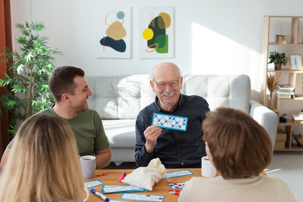 Photo gratuite les gens qui jouent au bingo ensemble se bouchent