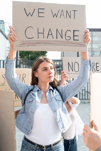 Photo gratuite les gens qui manifestent ensemble pour le changement