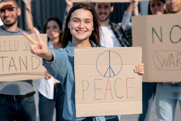 Les gens qui manifestent ensemble pour la paix