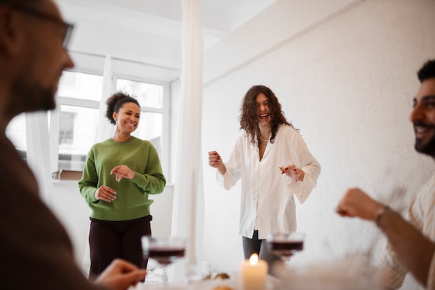 Photo gratuite des gens qui ont une réunion décontractée sur le thème de la salsa.