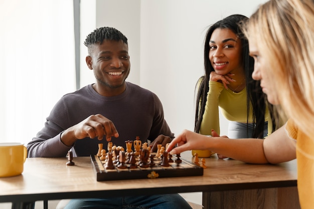 Des gens qui passent du temps ensemble et font l'expérience de l'expansion du temps.