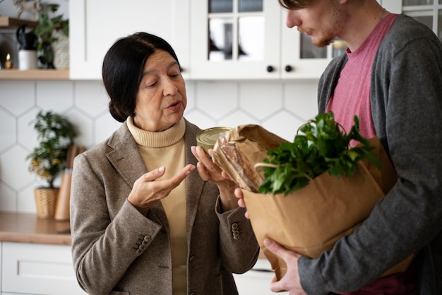 Photo gratuite les gens qui prennent des mesures communautaires