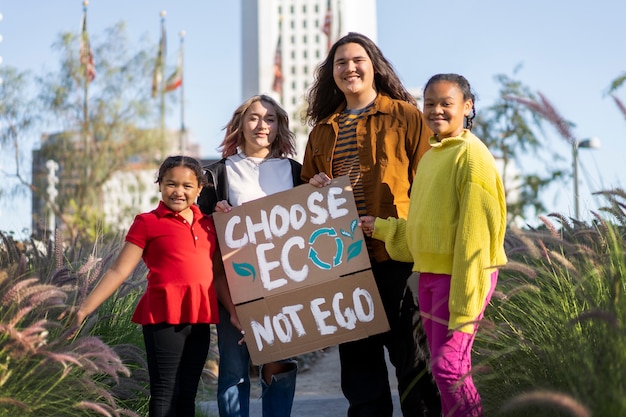 Photo gratuite les gens qui protestent avec des pancartes à l'extérieur pour la journée mondiale de l'environnement