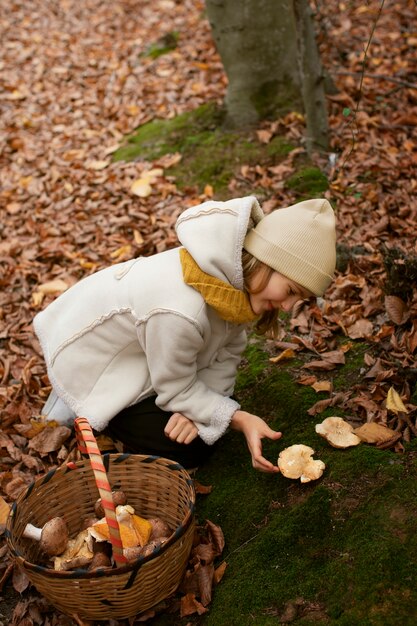 Des gens qui ramassent de la nourriture dans la forêt.