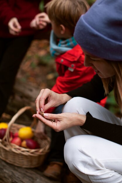 Des gens qui ramassent de la nourriture dans la forêt.