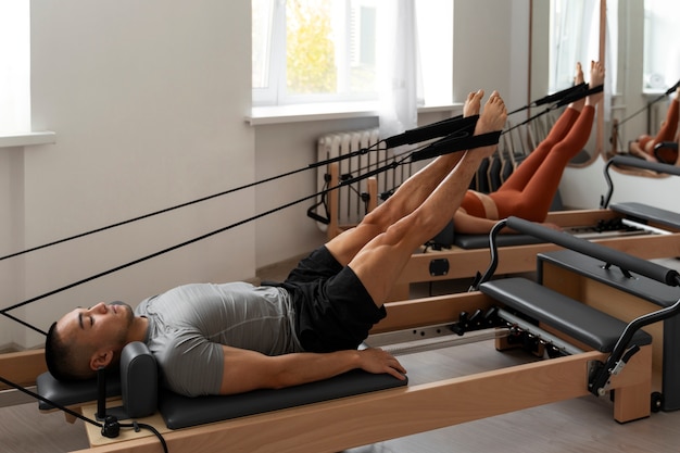 Les gens qui suivent des cours de pilates réformateur