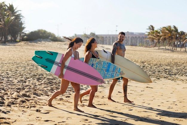 Photo gratuite les gens qui surfent au brésil