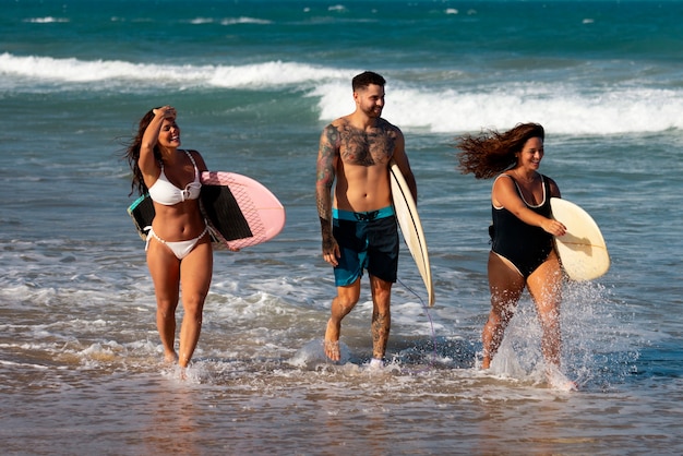 Photo gratuite les gens qui surfent au brésil