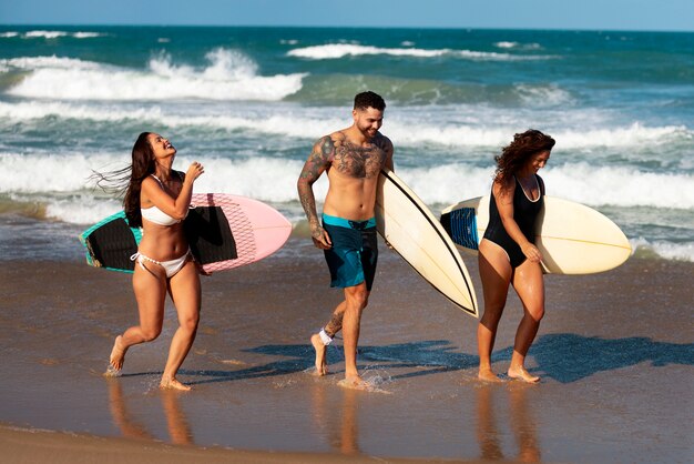 Les gens qui surfent au Brésil