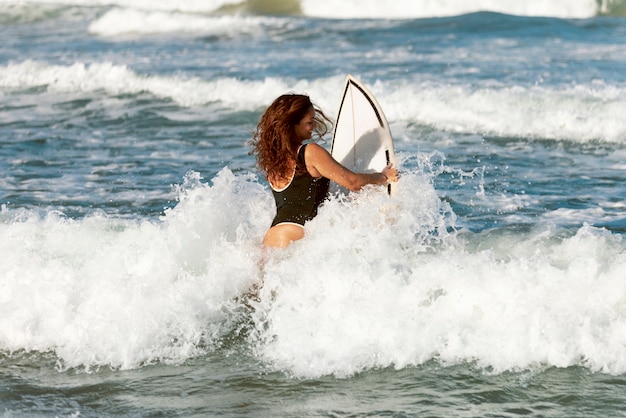 Photo gratuite les gens qui surfent au brésil