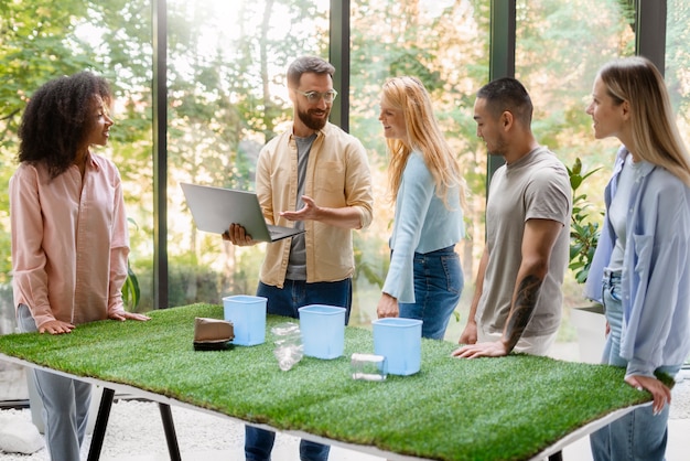 Des gens qui travaillent ensemble dans une marque technologique