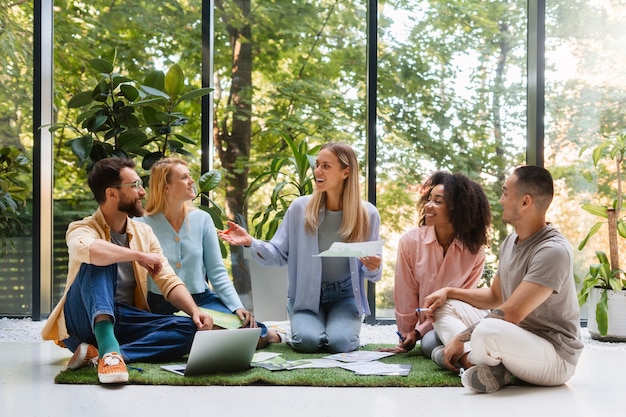 Des gens qui travaillent ensemble dans une marque technologique
