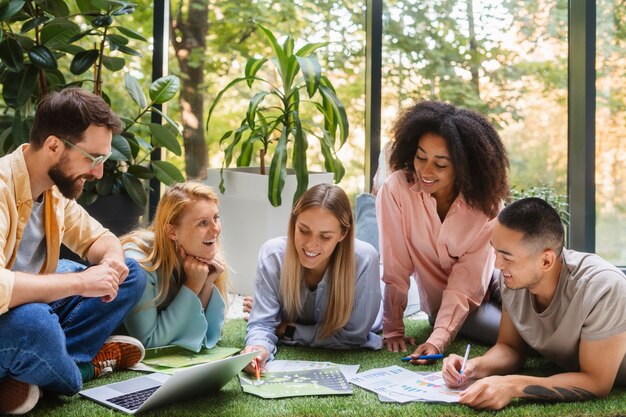 Des gens qui travaillent ensemble dans une marque technologique