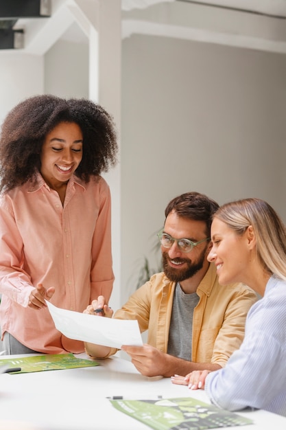 Photo gratuite des gens qui travaillent ensemble dans une marque technologique