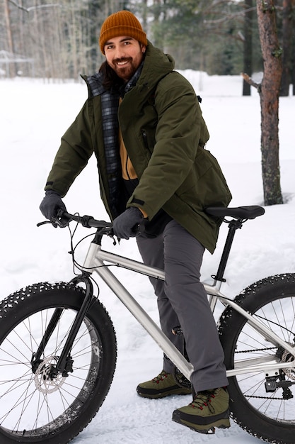 Photo gratuite les gens qui voyagent de manière durable