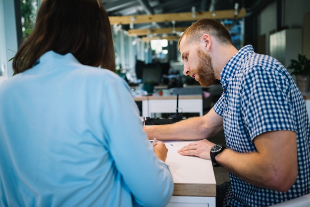 Gens réfléchis faisant de la paperasse