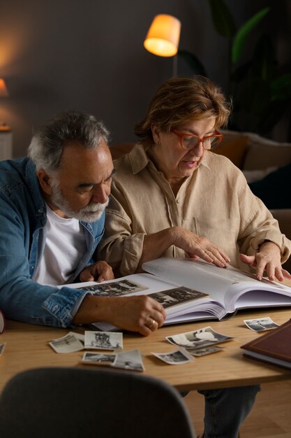 Les gens regardent l'album d'images