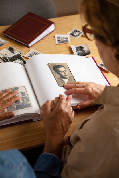 Les gens regardent l'album d'images