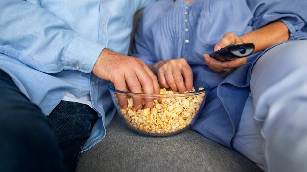 Les gens regardent les informations à la télévision