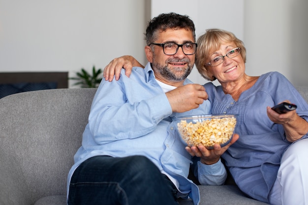 Photo gratuite les gens regardent les informations à la télévision