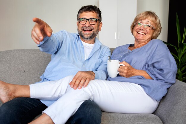 Les gens regardent les informations à la télévision