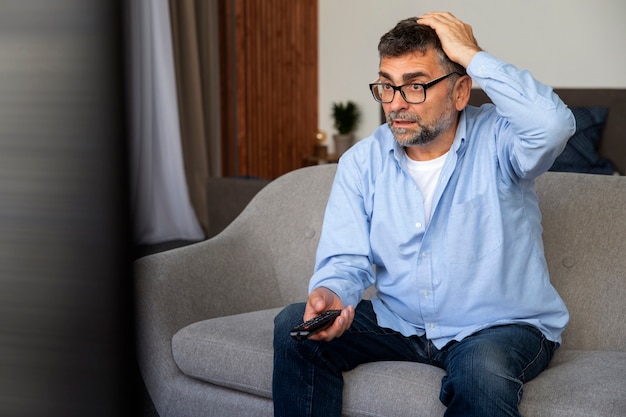 Photo gratuite les gens regardent les informations à la télévision