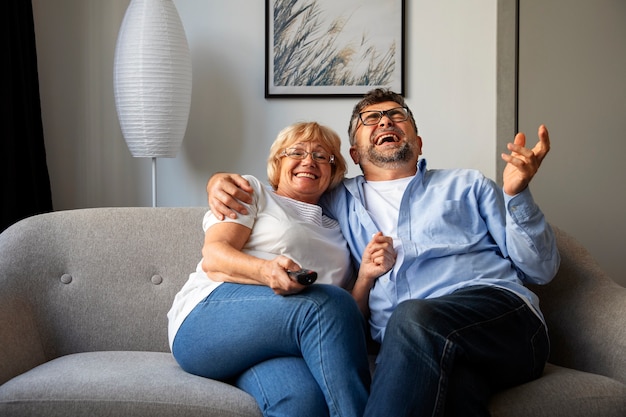 Photo gratuite les gens regardent les informations à la télévision