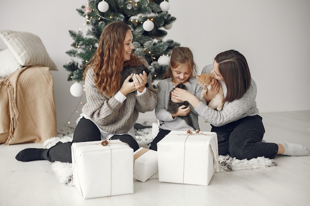 Les gens réparent pour Noël. Des gens assis près de l'arbre de Noël.