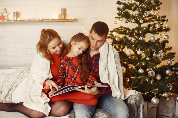 Les gens réparent pour Noël. Les parents jouent avec leur fille.