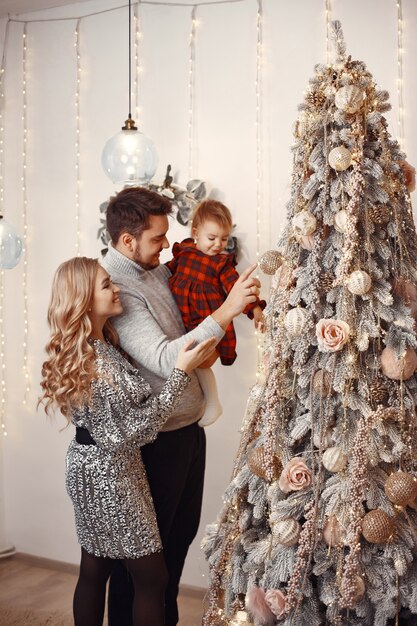 Les gens réparent pour Noël.