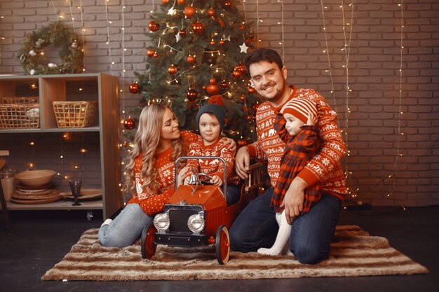 Les gens réparent pour Noël.