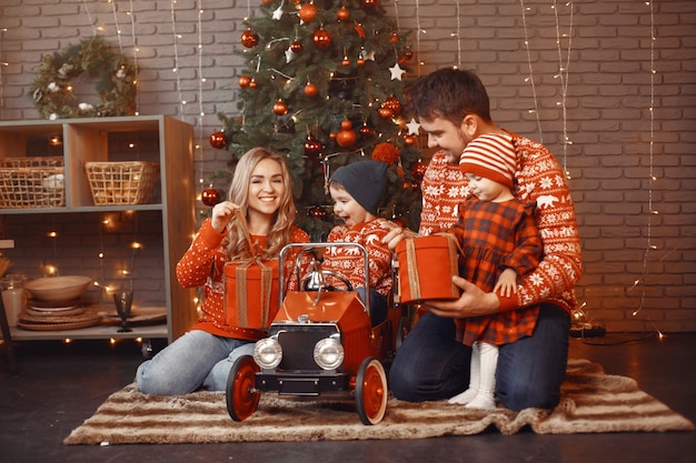 Les gens réparent pour Noël.