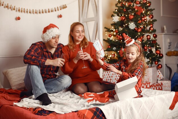 Les gens réparent pour Noël.