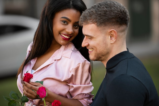 Photo gratuite les gens romantiques passent du temps ensemble le jour de la saint-valentin