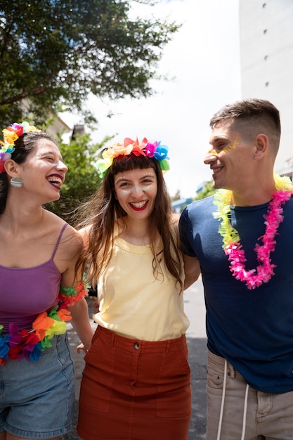 Les gens s'amusent et célèbrent le carnaval