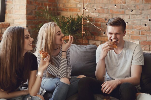 Les gens s'amusent dans une fête