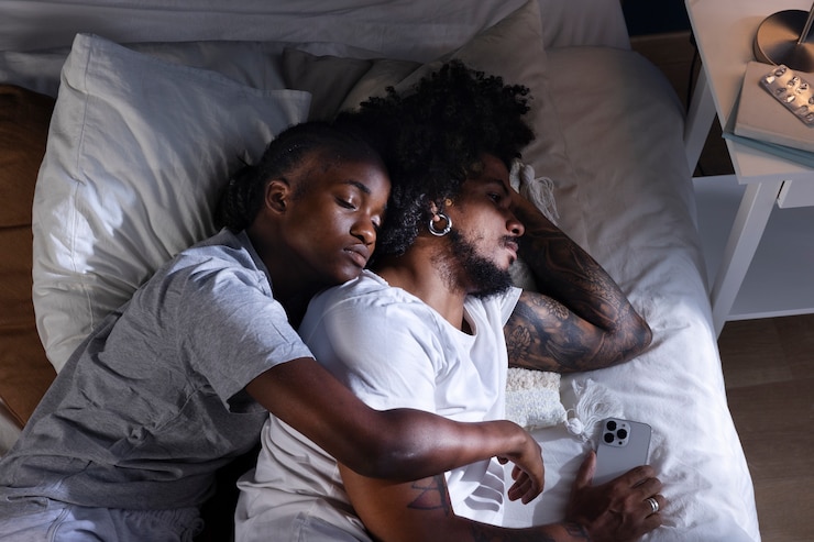 Photo gratuit les gens s'embrassent dans la vue de dessus du lit